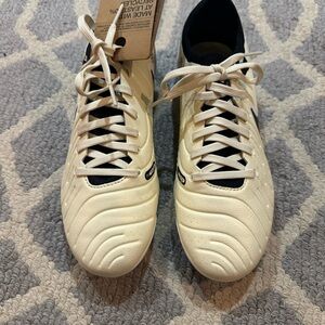 Nike Soccer Cleats Tiempo Legend 10 Pro FG New 
Men’s Size 7
Women’s 8.5